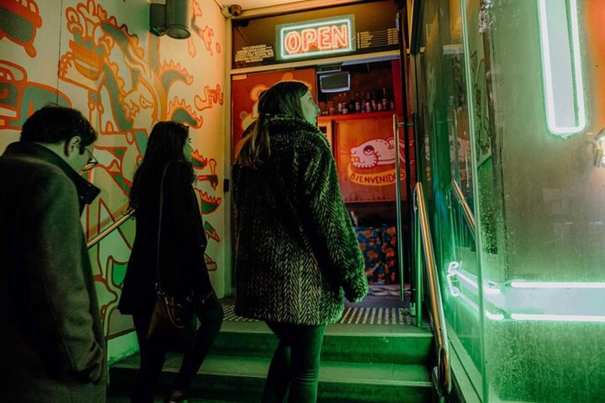 un gruppo di persone in piedi all'interno di un negozio