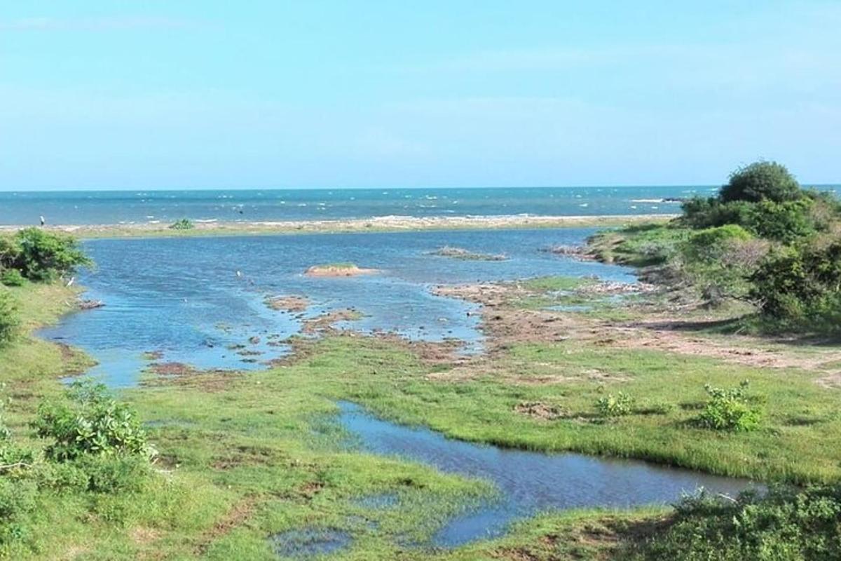 vodní plocha s oceánem v pozadí