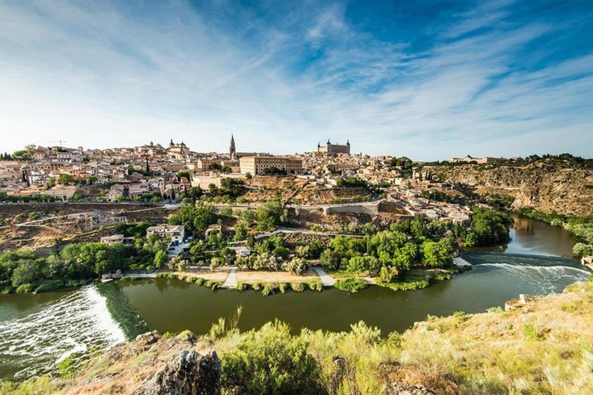 una città su una collina vicino a un fiume