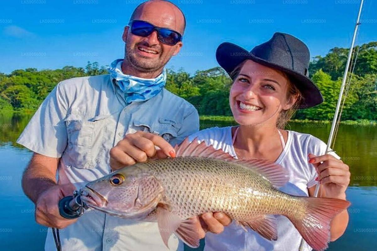 um homem e uma mulher segurando um peixe em um lago