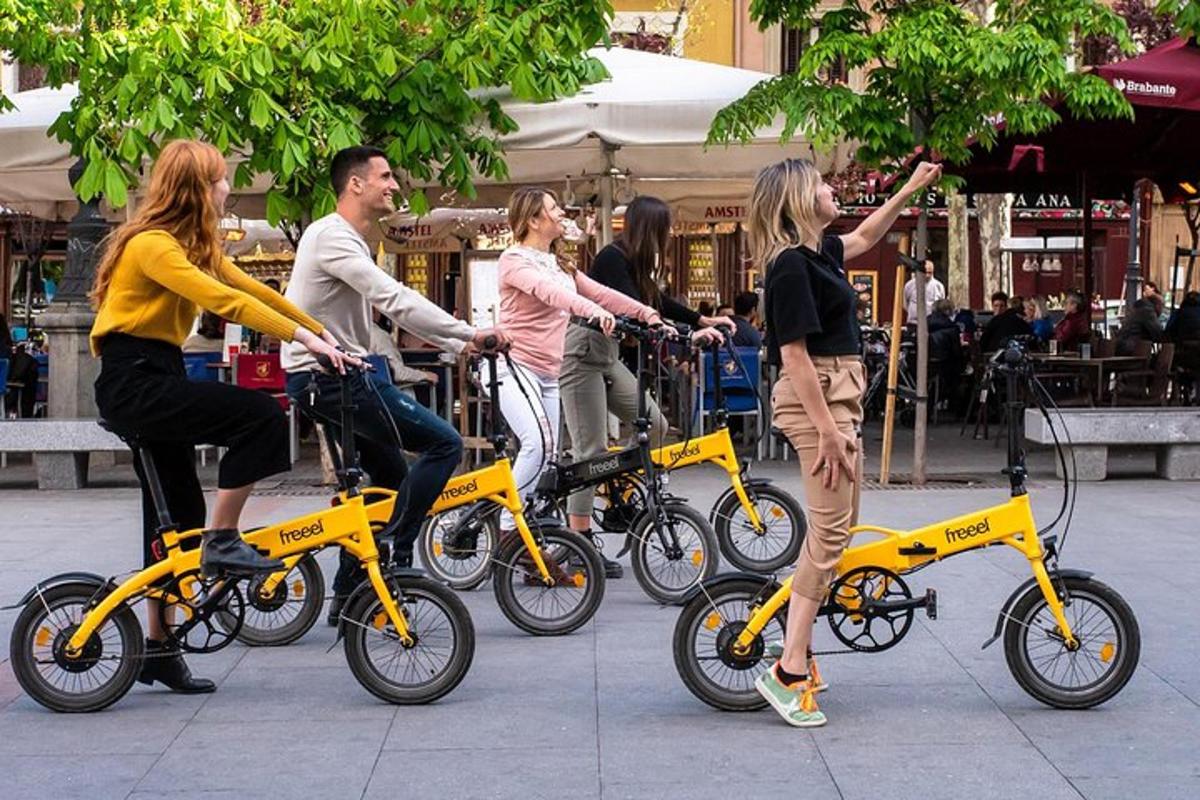 un grup de oameni care merg cu bicicleta pe trotuar