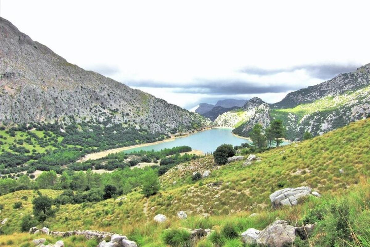 jezero uprostřed pohoří