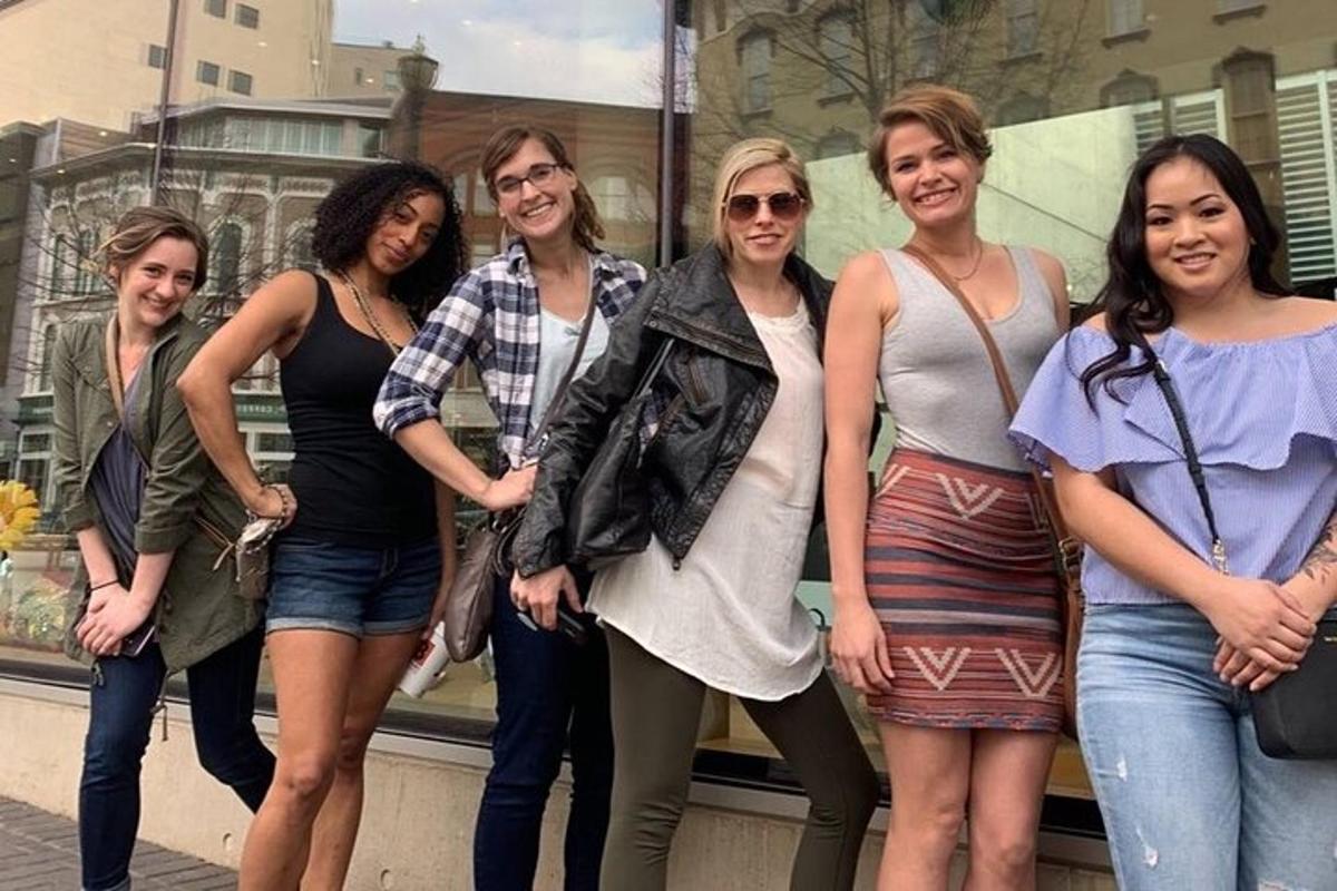 un gruppo di donne in piedi davanti a un negozio