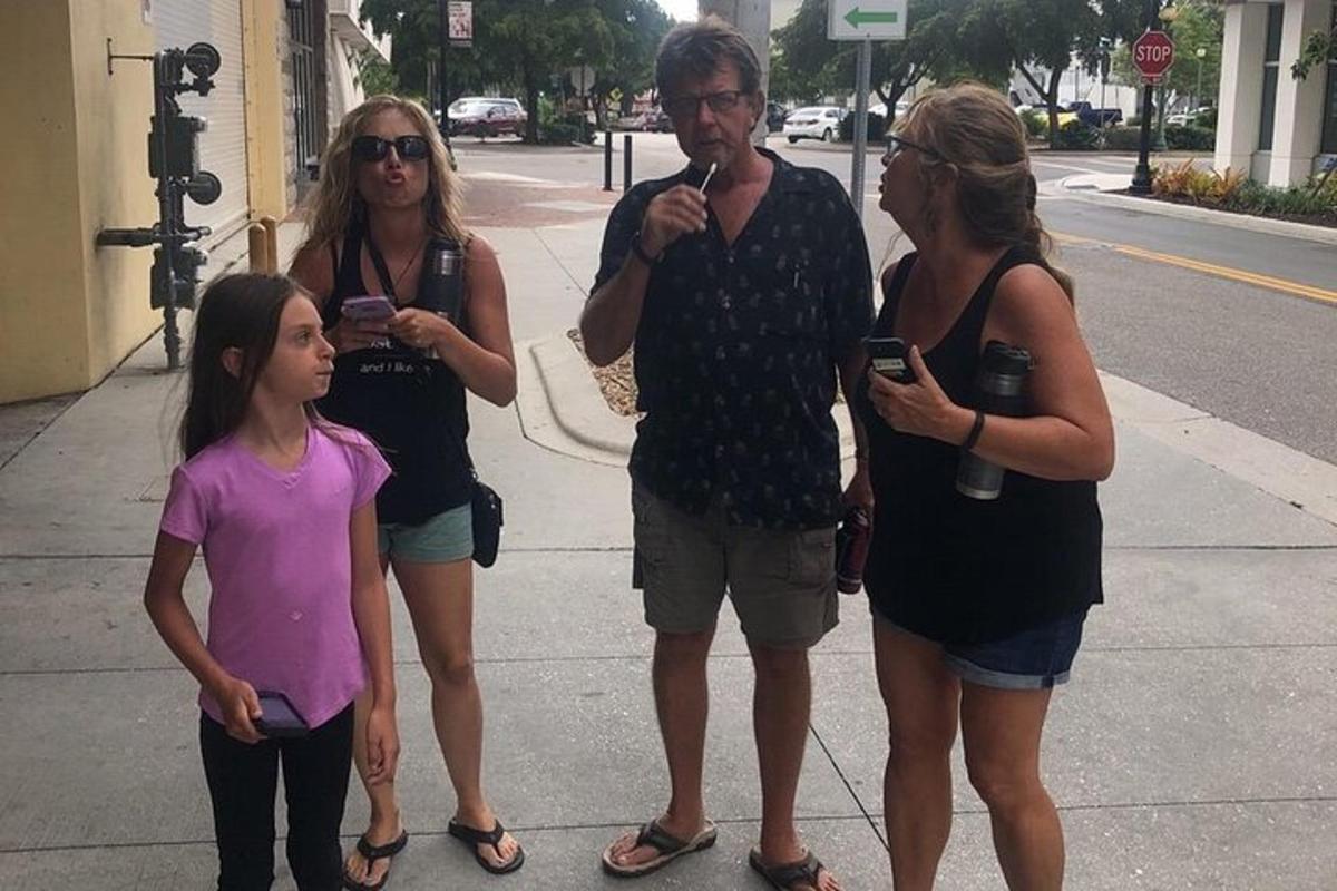 un gruppo di persone in piedi su un marciapiede
