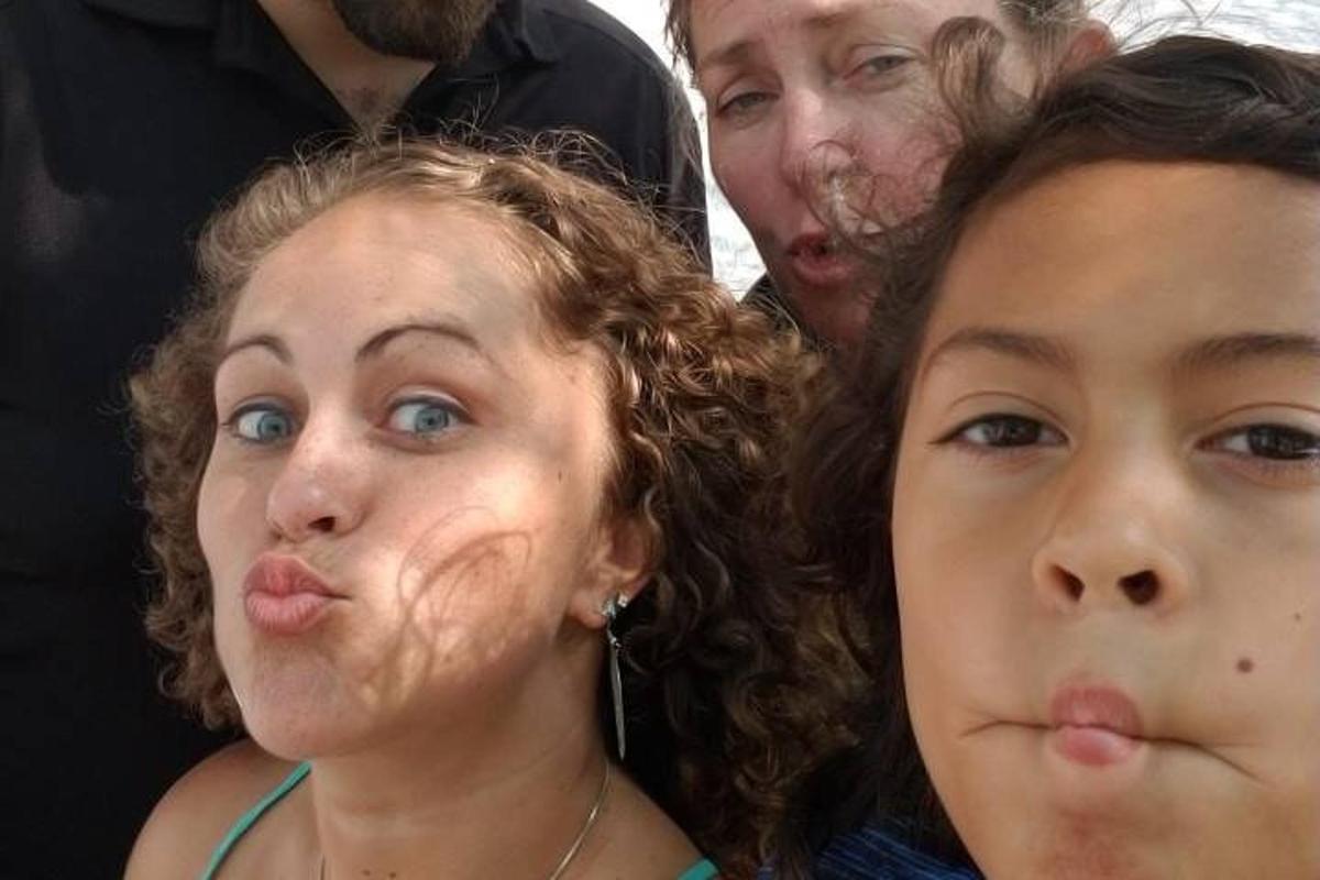 un gruppo di donne che tirano fuori la lingua