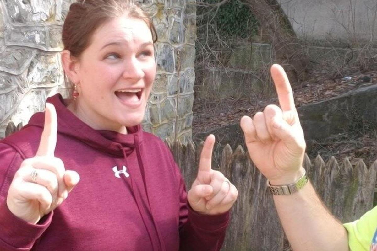 una donna che fa il segno della pace con le mani