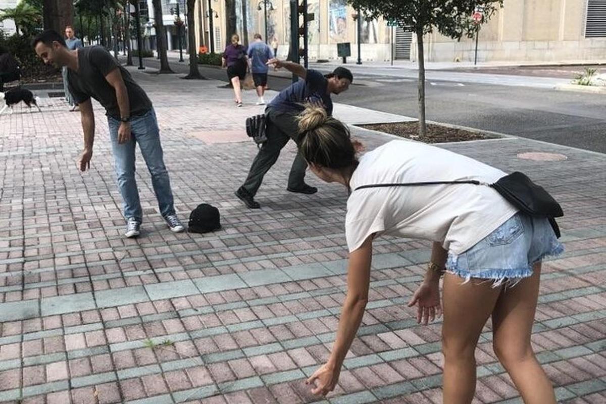 cilvēku grupa, kas stāv uz ietves