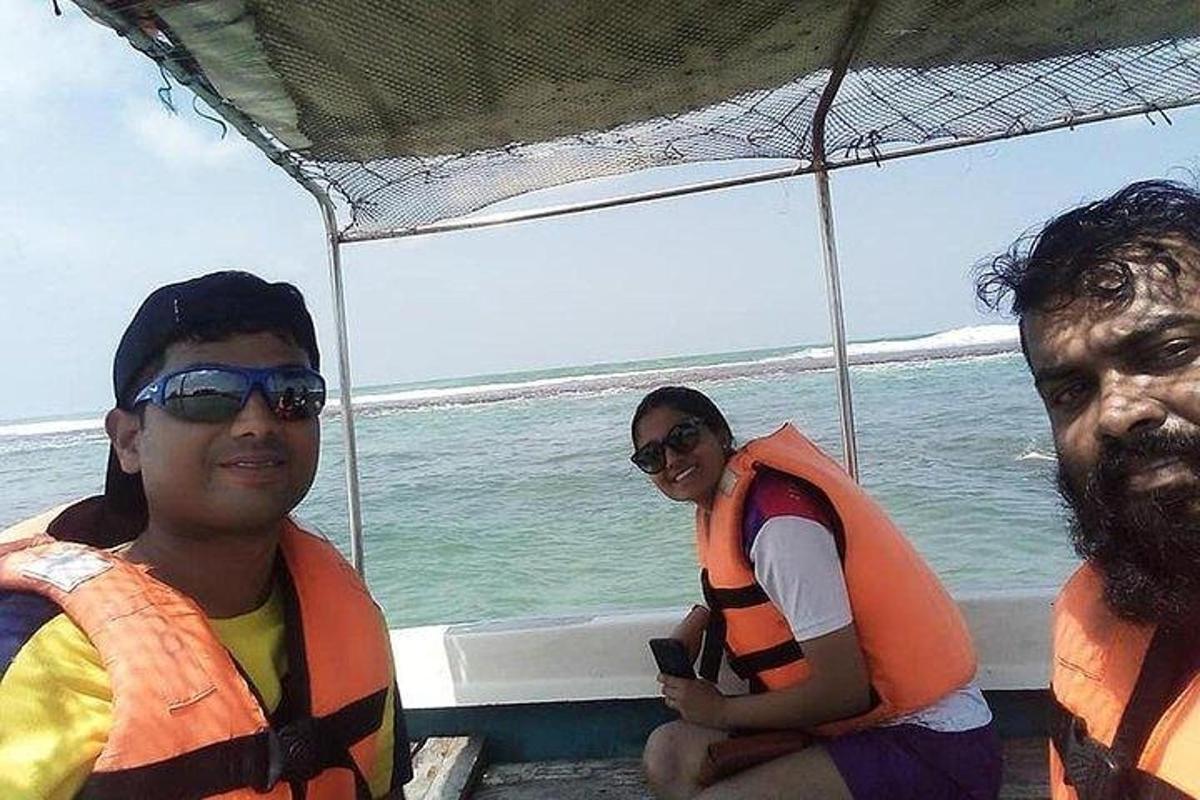 deux hommes et une femme sur un bateau dans l'océan