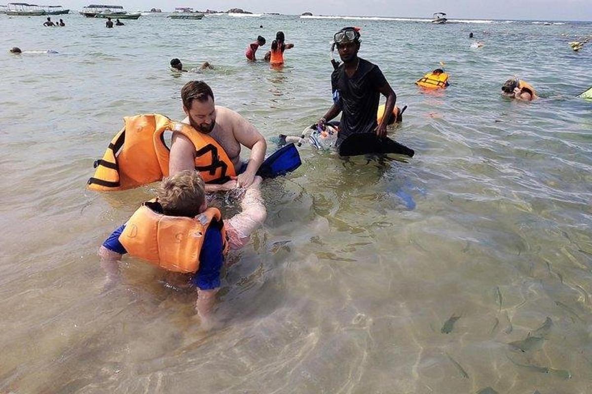 un groupe de personnes dans l'eau à la plage
