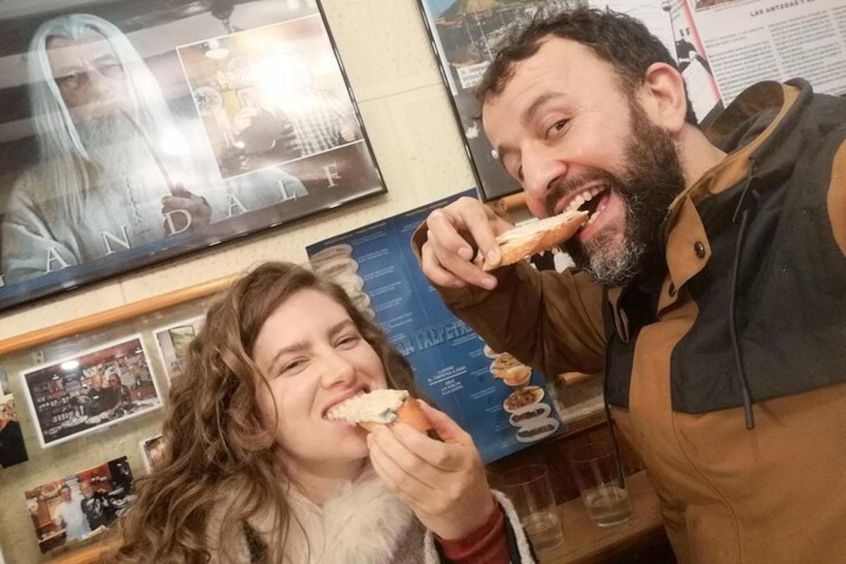 seorang lelaki dan seorang wanita makan hot dog