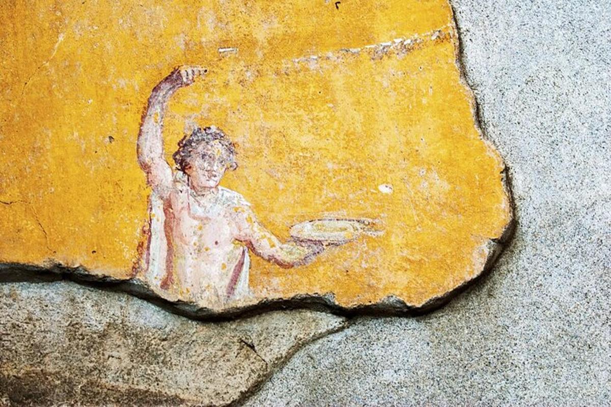 Una pintura de un niño sosteniendo un frisbee sobre una roca.