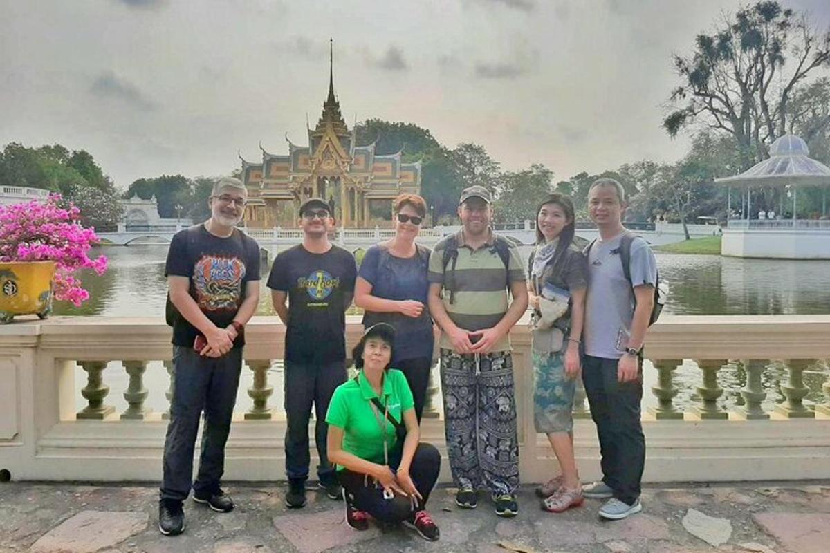 sekumpulan orang bergambar di hadapan kuil