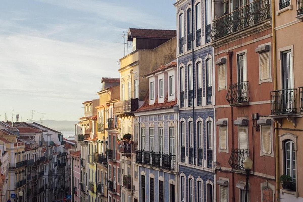 um grupo de edifícios em uma rua da cidade