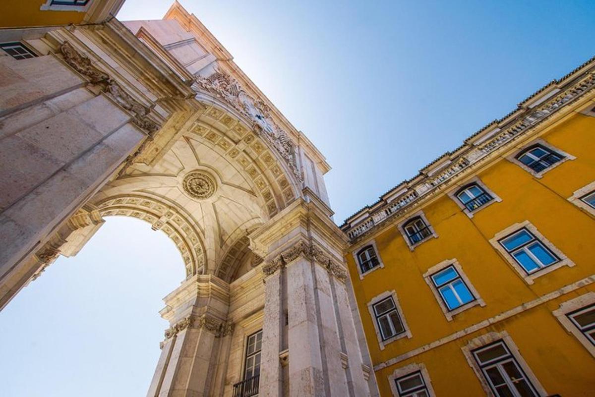 um edifício com um arco na frente