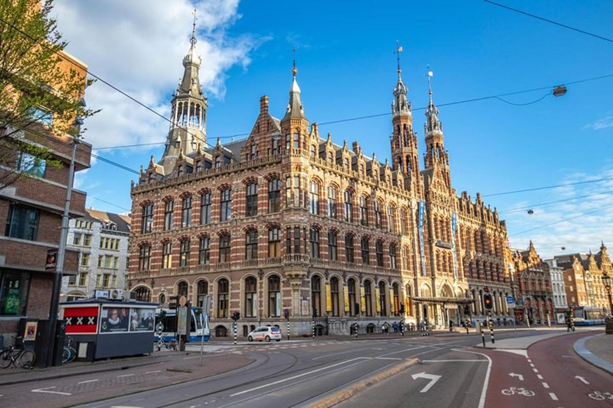 ein großes Gebäude an der Ecke einer Straße