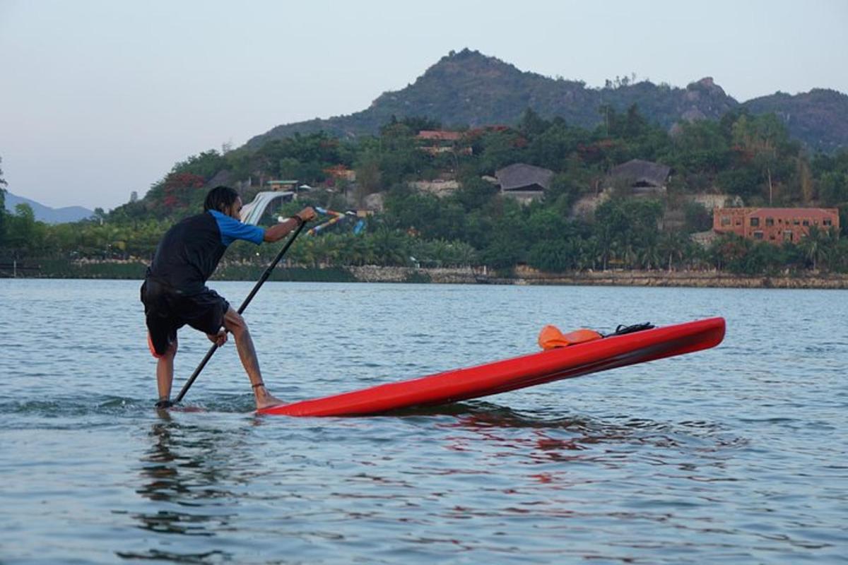 muž na paddleboardu ve vodě