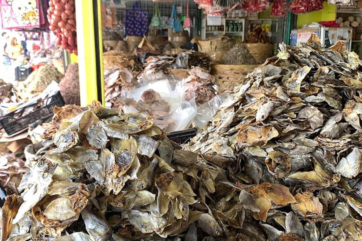 uma pilha de ostras em exposição em uma loja