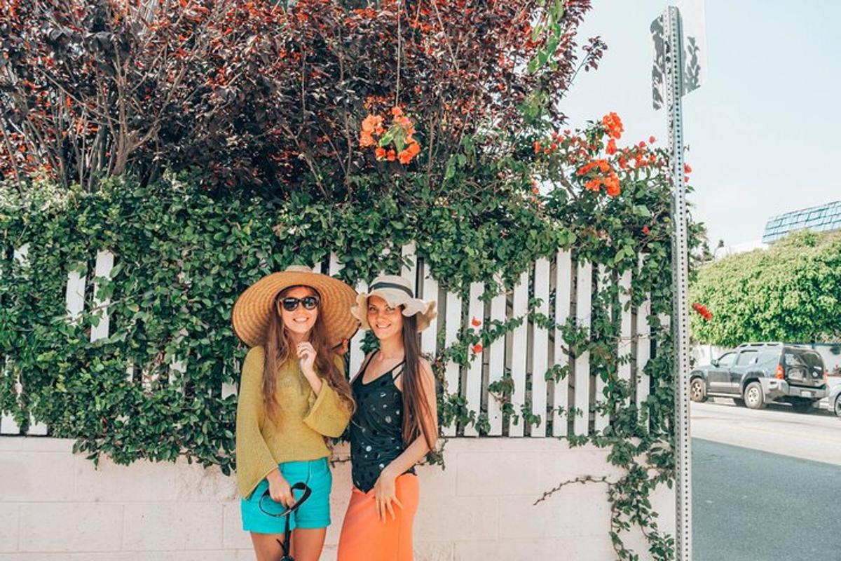 due donne sono in piedi accanto a un muro