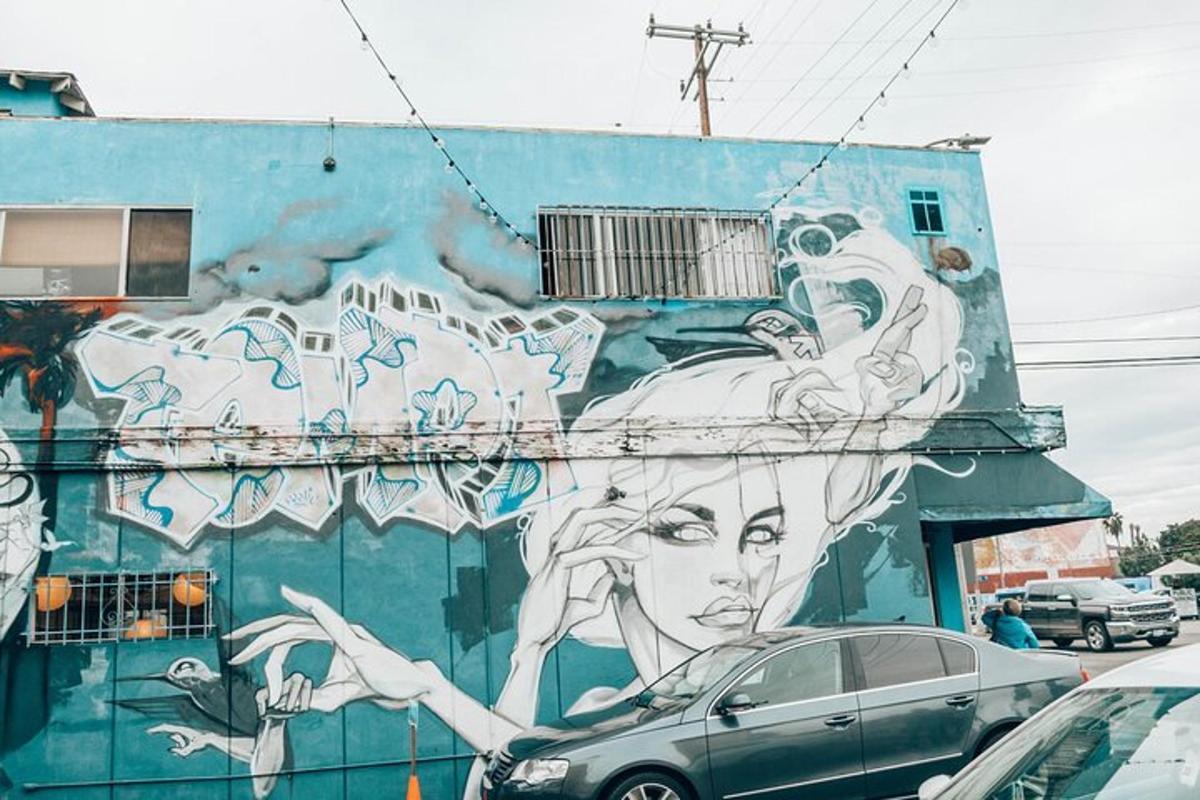 un murale di una donna sul lato di un edificio