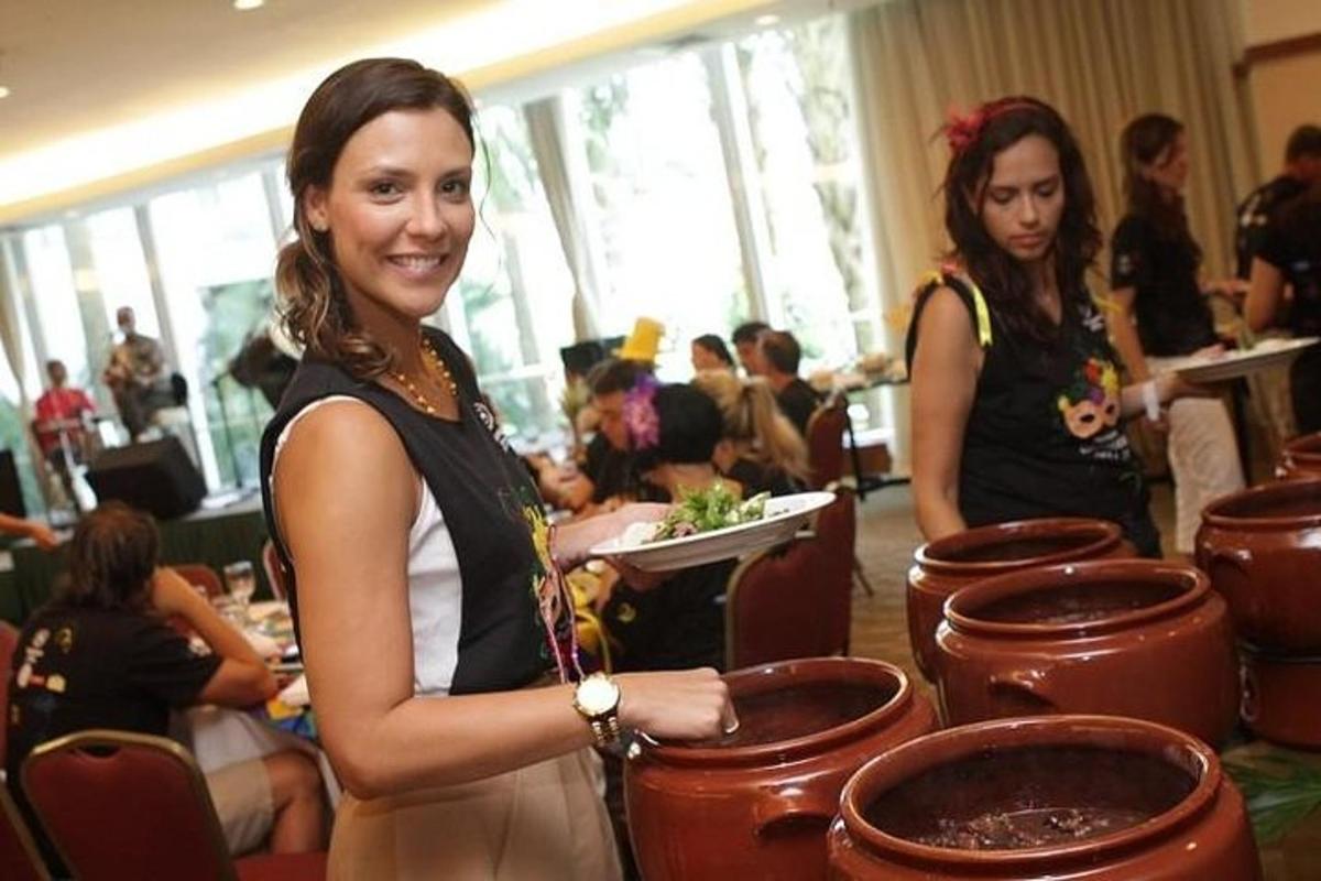 due donne sono in piedi in una stanza con dei tavoli