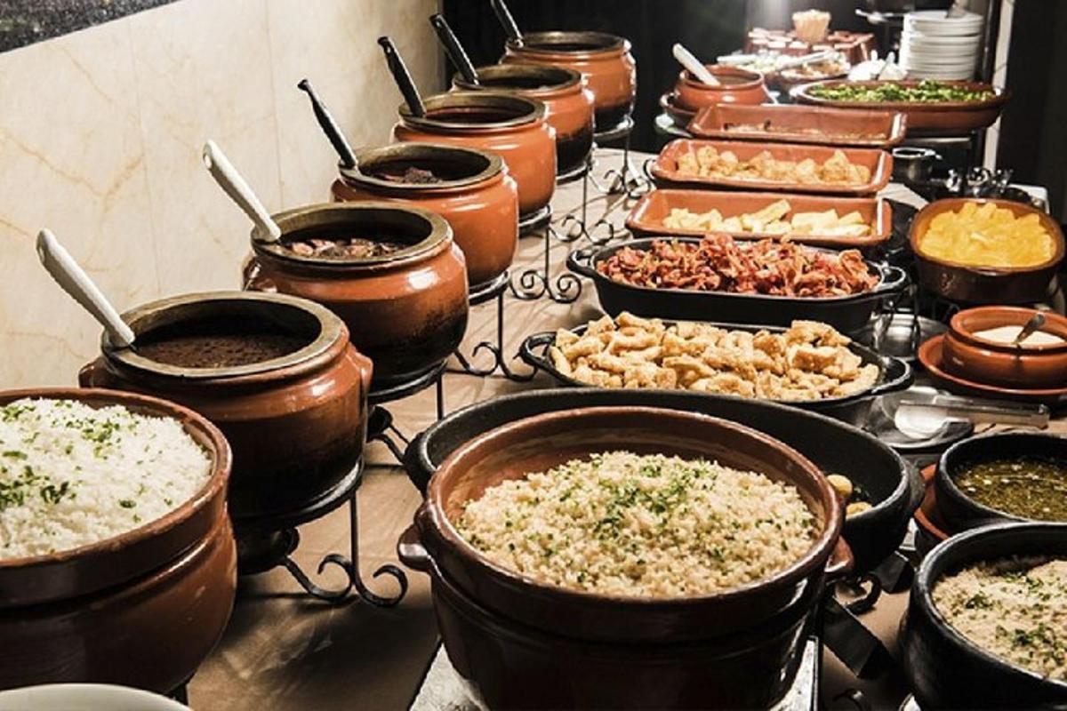 un bufet ple de moltes olles i paelles de menjar