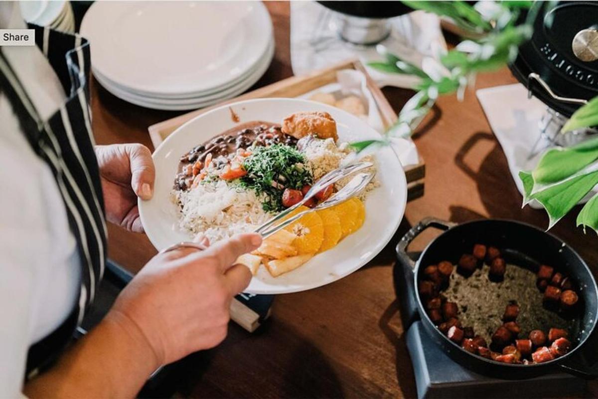 una persona che mangia un piatto di cibo su un tavolo
