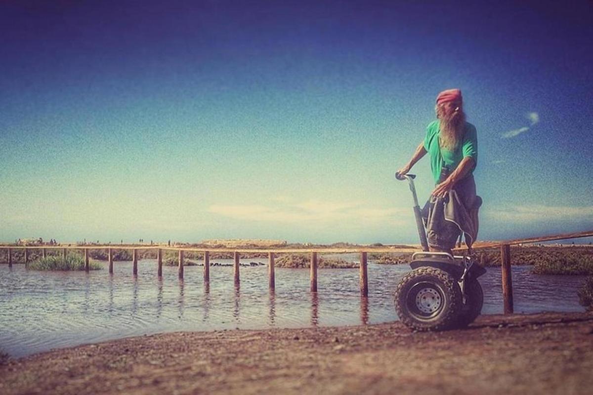 žena stojící na skútru vedle plotu