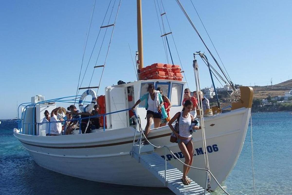 um grupo de pessoas em um barco na água