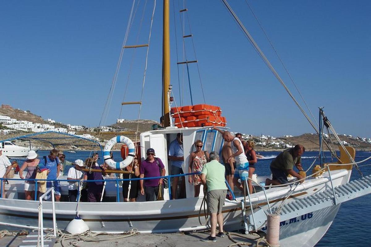 um grupo de pessoas em um barco na água