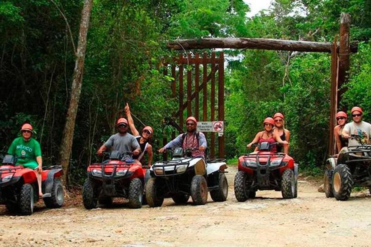 un groupe de personnes conduisant des VTT dans la forêt