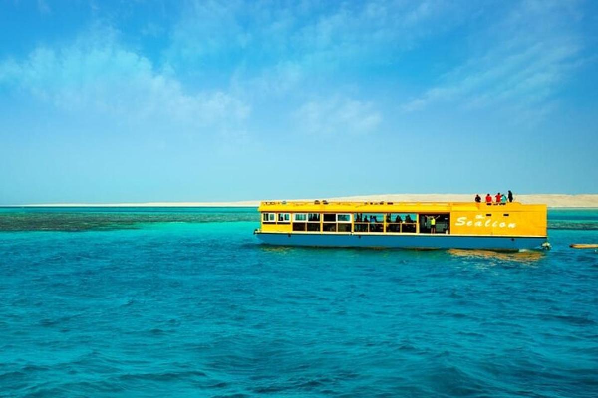 un barco amarillo en medio del agua