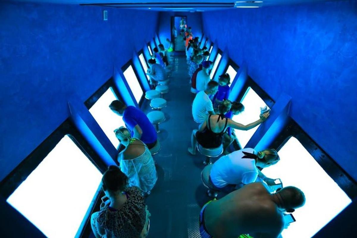 un gruppo di persone sedute in una stanza blu