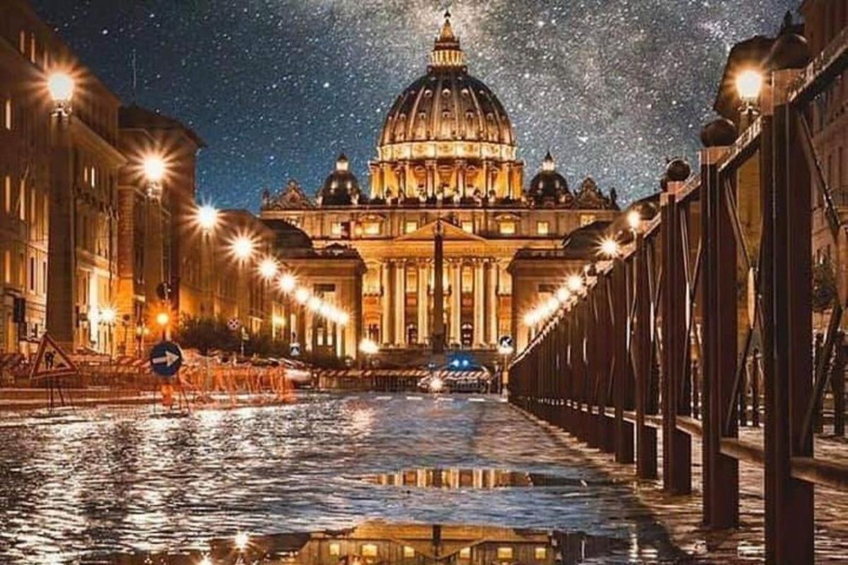 widok budynku nocą z katedrą