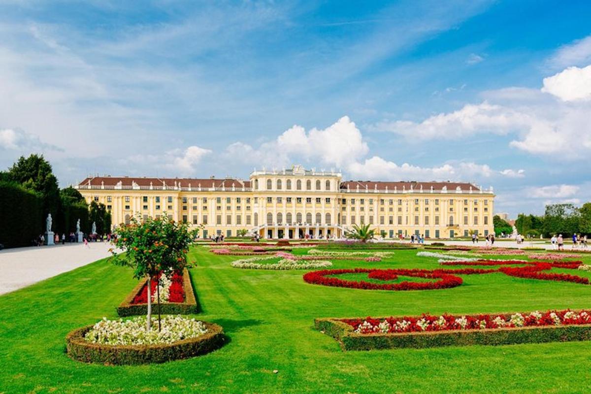 ein großes Gebäude mit einem Garten davor