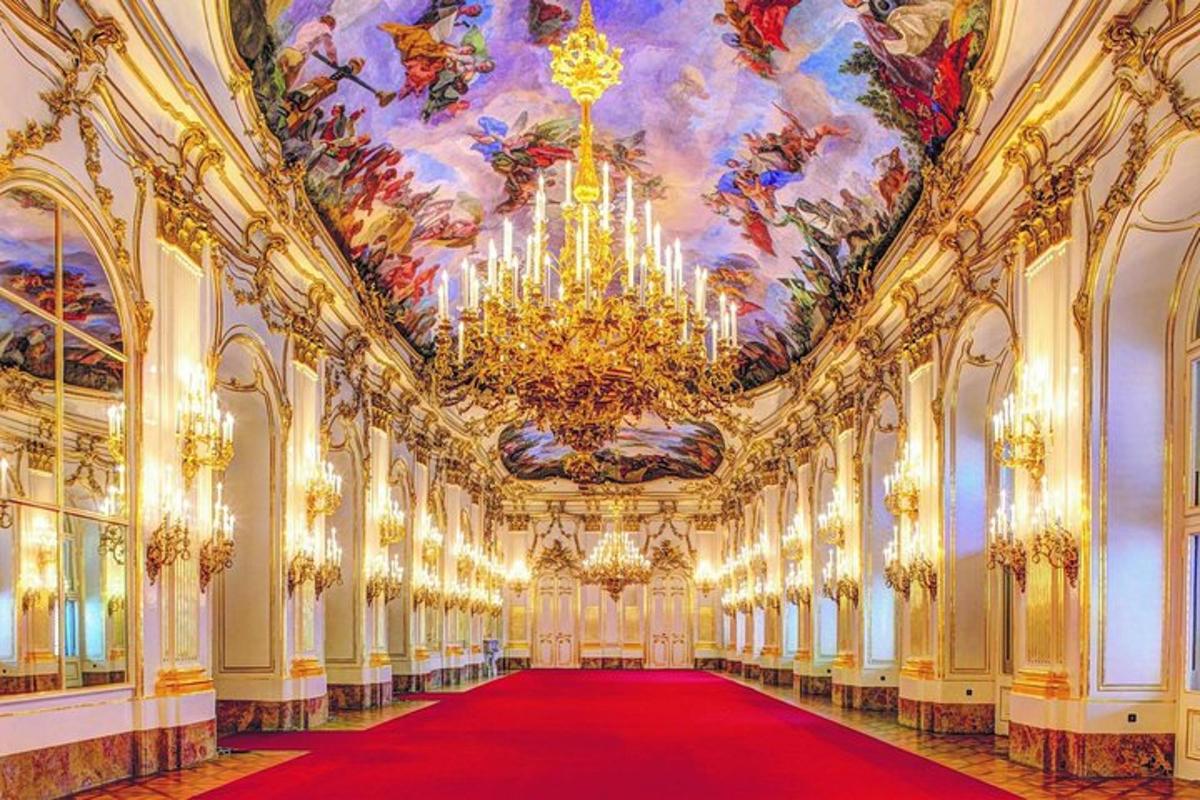 lorong istana versailles dengan permaidani merah