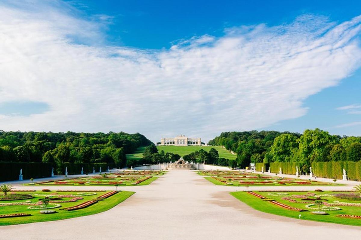 ein Blick auf das Schloss Versailles von den Gärten aus