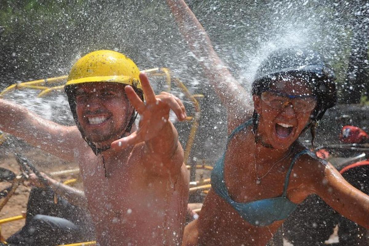 Dos personas están jugando en el agua en una balsa.