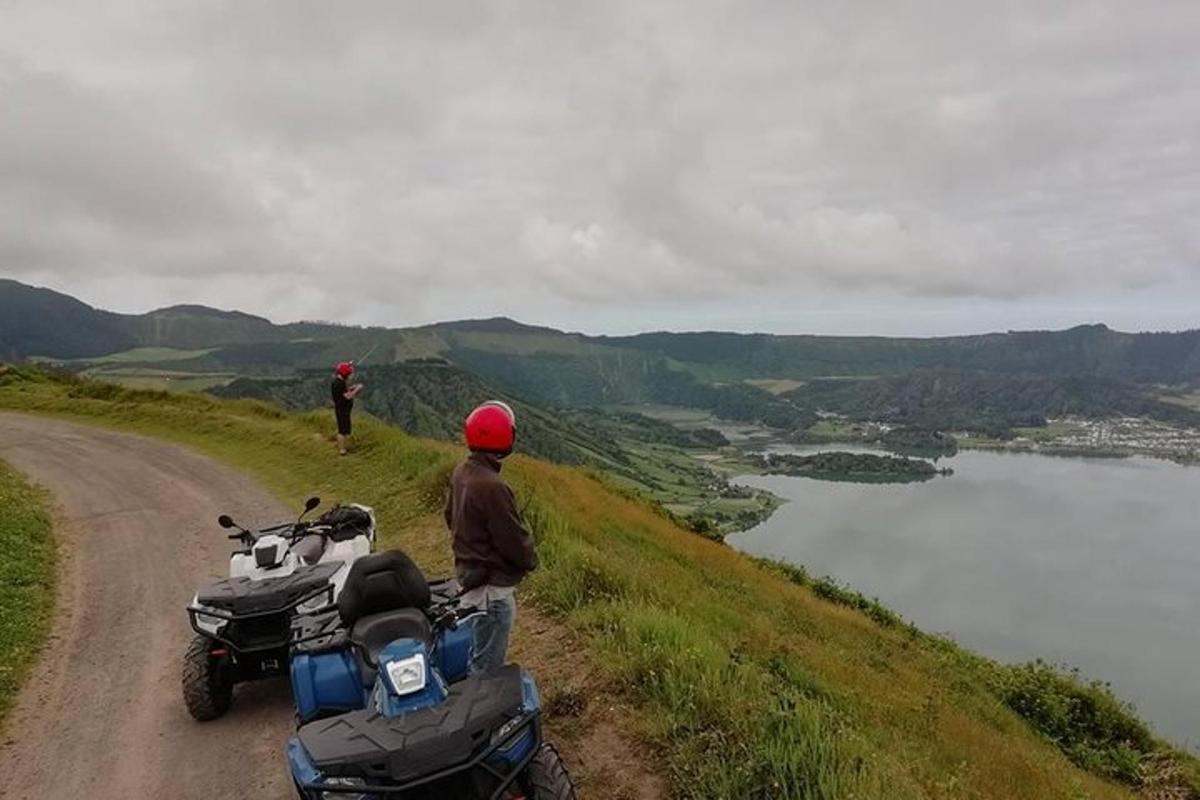 osoba sedící na motorce na nezpevněné cestě