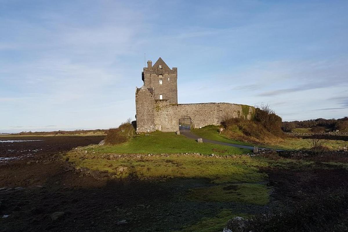 Un antiguo castillo en una isla en el océano