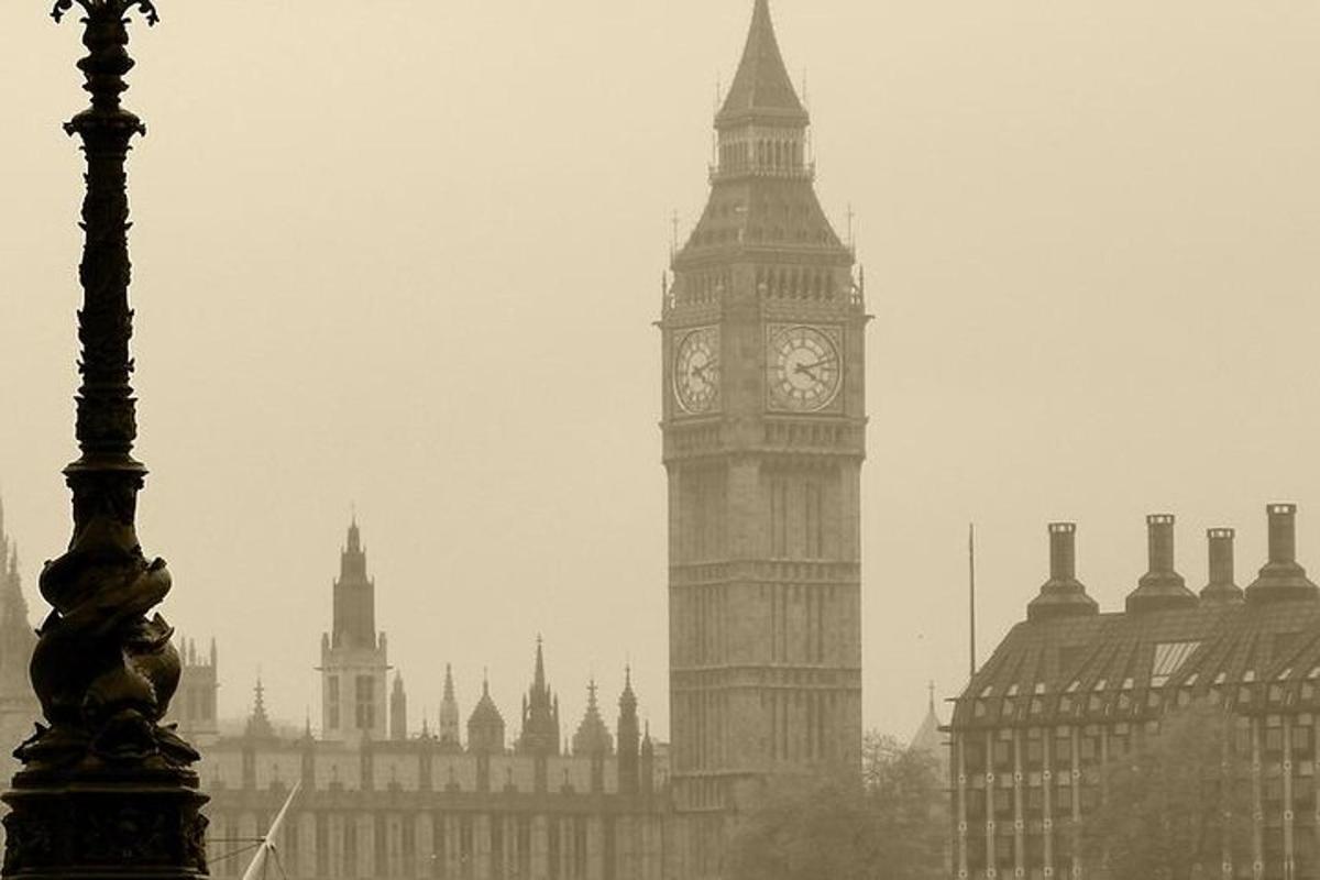 una torre del rellotge alta amb el Big Ben a la ciutat