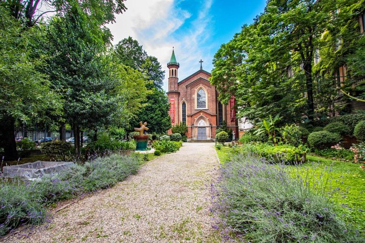 una vecchia villa con un giardino antistante
