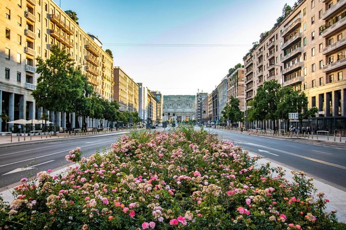 uma rua vazia da cidade com flores rosas no meio