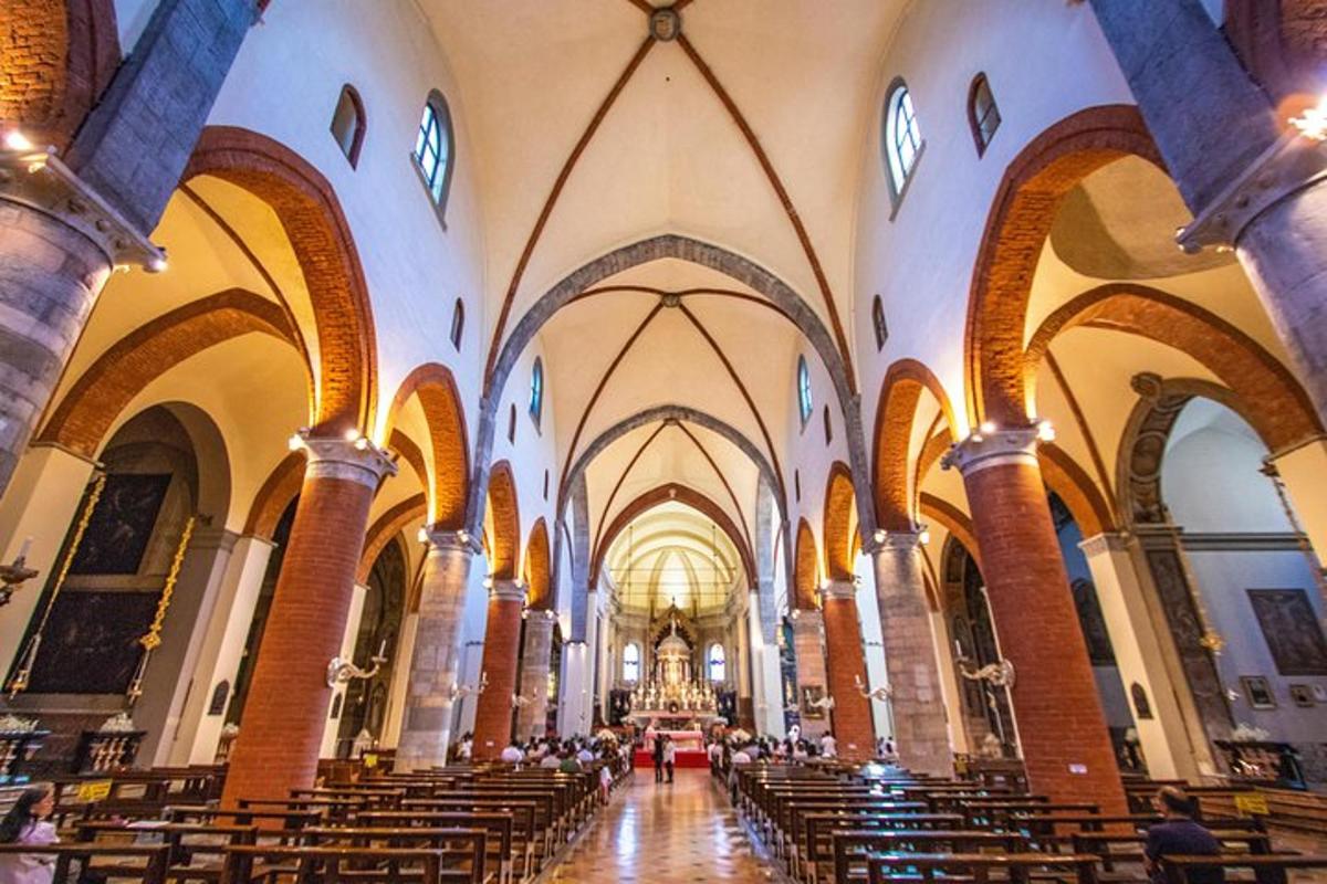 una grande chiesa con file di banchi al suo interno