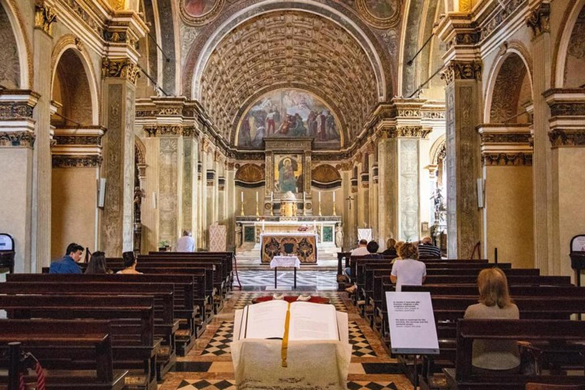 una grande chiesa con persone sedute sull'altare