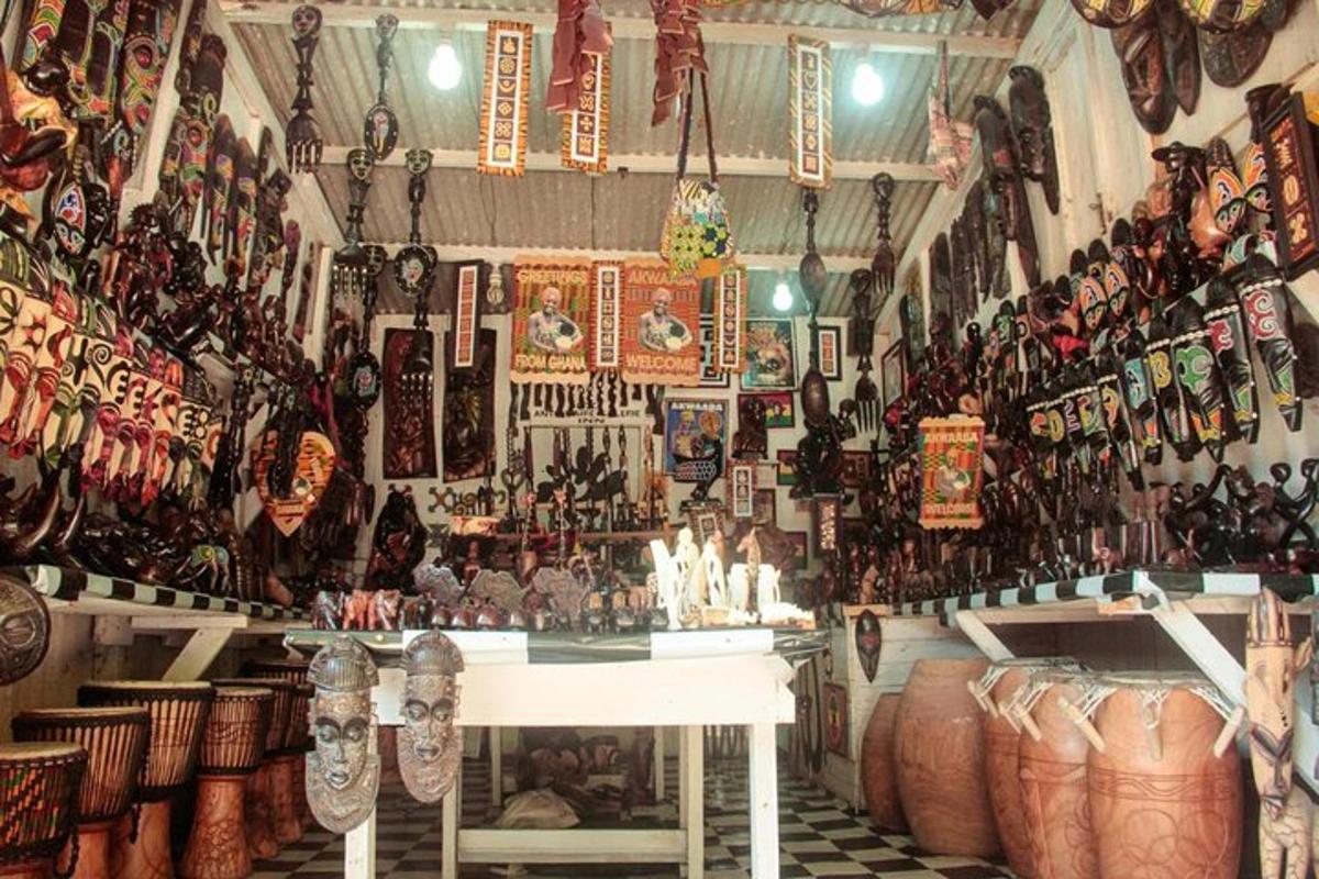 uma sala com um balcão e muitas garrafas