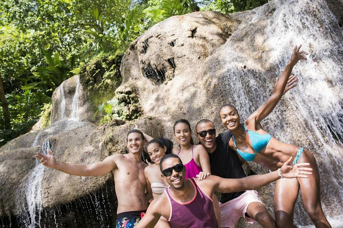 un gruppo di persone in posa davanti a una cascata