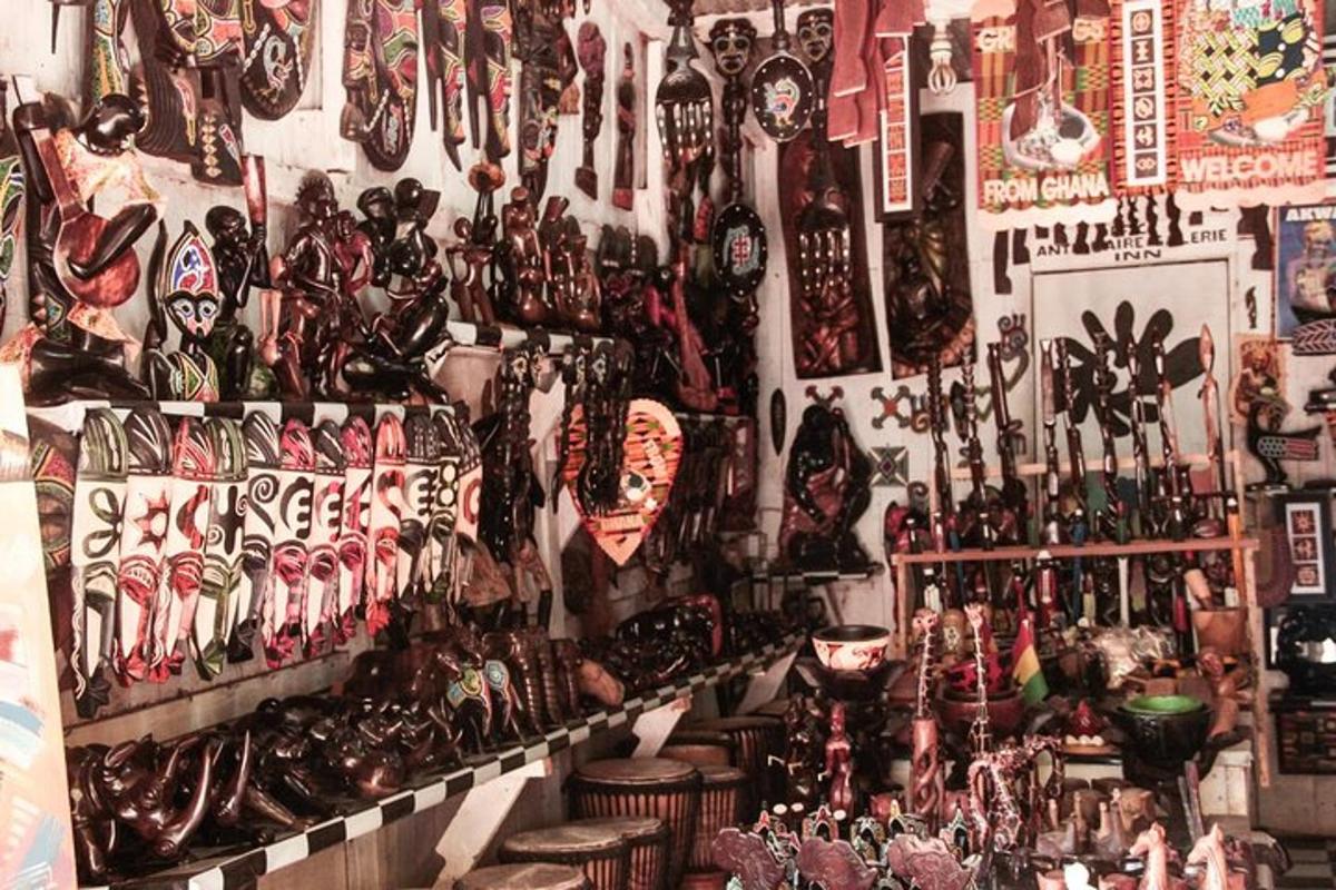 ένας τοίχος γεμάτος με πολλά διαφορετικά είδη αντικειμένων