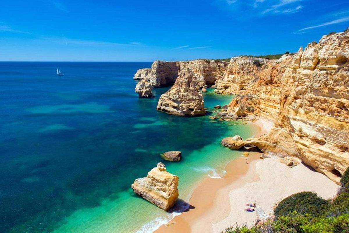 uma vista de uma praia com pedras na água