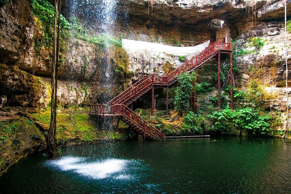 uma ponte sobre um corpo d'água com uma cachoeira