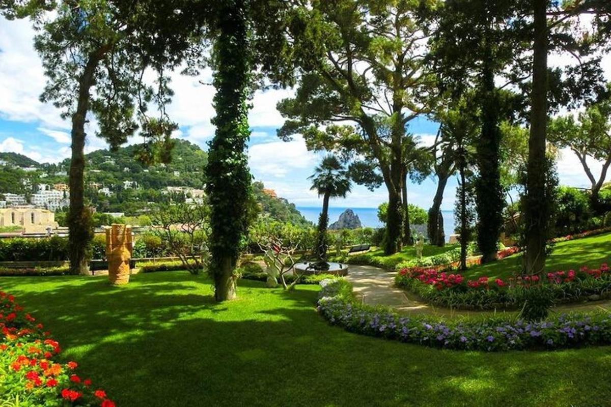 park s květinami a stromy a oceánem